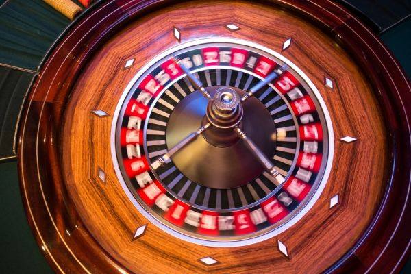 Roda roulette — ilustrasi artikel panduan live casino Mpo88