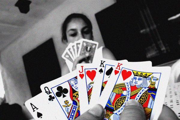 Kartu remi di atas meja — ilustrasi artikel panduan poker online Mpo88