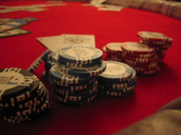 Meja kasino dengan keping poker dan kartu remi — ilustrasi pembuka portal informasi Mpo88